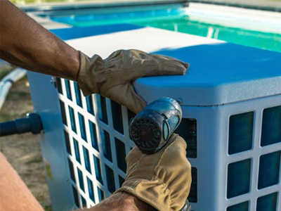 Técnico certificado realizando mantenimiento de instalación fotovoltaica en Mallorca